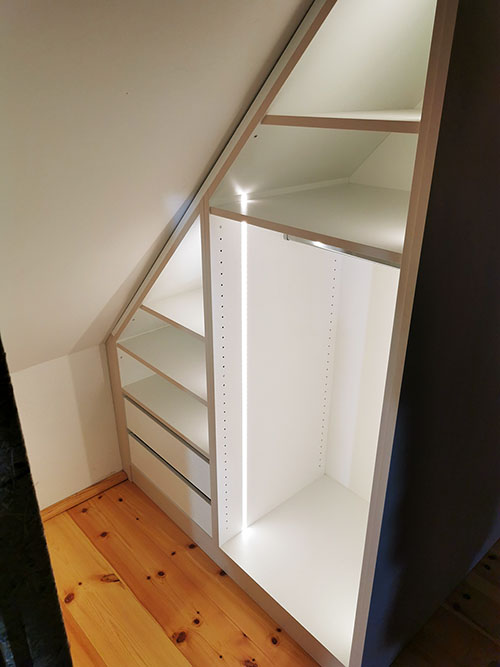 Einbauschrank in Dachschräge mit Schrankbeleuchtung