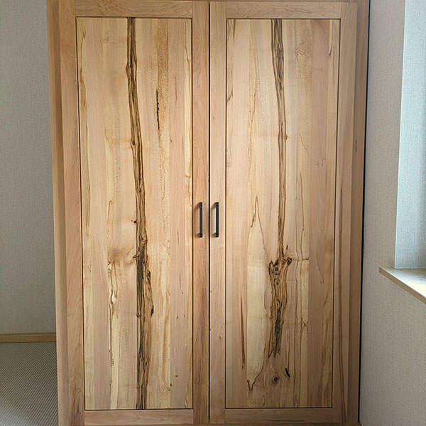 Einbauschrank Dachschräge in Ahorn Massivholz