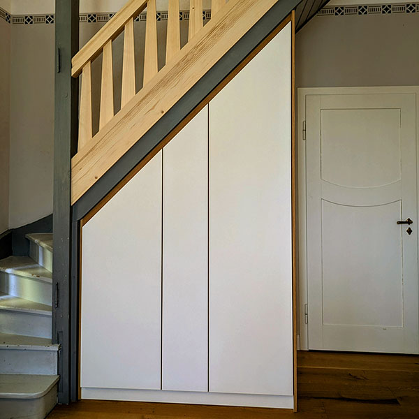 Einbauschrank unter Treppe & Geländer nach historischem Vorbild